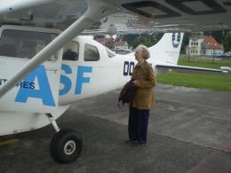 Ccile 'ontdekt' de Cessna 206 van Aviation Sans Frontires...