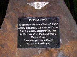 Plaque commmorative ddie au Lieutenant Charles .F. PAGE, pilote du P-38 de lUS Army Air Force tomb ici le 16.09.1944. 