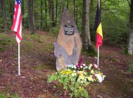 En bordure du Bois de Groumont  Lierneux, vue de la stle officiellement inaugure et fleurie, en hommage au sacrifice du Lieutenant PAGE, mort en opration voici 61 ans, le 16.09.1944.