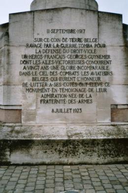 Opschriften op het voetstuk van het monument voor Guynemer te Poelkapelle. Zijn lichaam werd nooit weergevonden.