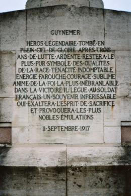 Inscriptions sur le socle du monument  Guynemer  Poelkapelle. Son corps ne fut jamais retrouv. 