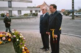 De voorzitter van de VTB, Jean Kamers, en de burgemeester van Poelkapelle-Langemark, Alain Wyffels, leggen bloemen neer aan het monument.