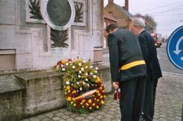 Le prsident des VTB, Jean Kamers, et le bourgmestre de Poelkapelle-Langemark, Alain Wyffels, dposent des fleurs au monument.
