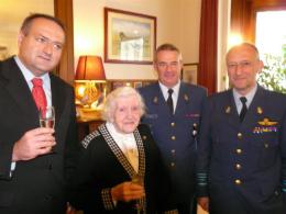 De heer Ambassadeur, Mevrouw Juliette Liska, de eerste Tsjechische vrouwelijke pilote, Kolonel Marc Philips, tweede in bevel en Kolonel-Vlieger ir Bernard Flamang, Base Co van de 15de Wing.