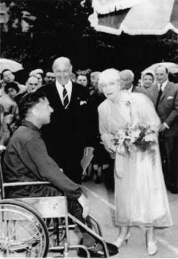 La Reine Elisabeth flicite un des participants aux premiers J.O.pour handicaps